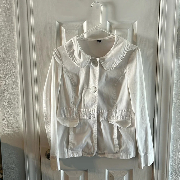 Women’s white Jacket missing button is in pocket - Picture 1 of 5